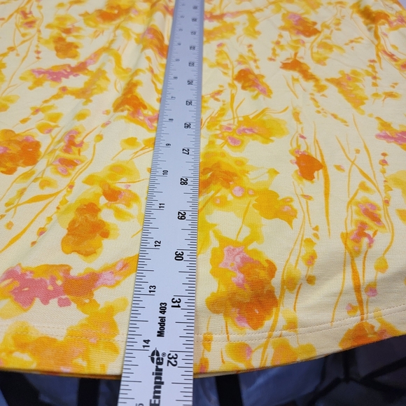 Isaac Mizrahi Live! Women's Printed Swing Sleeveless Top w Neck Detail Yellow 5X - Picture 5 of 6